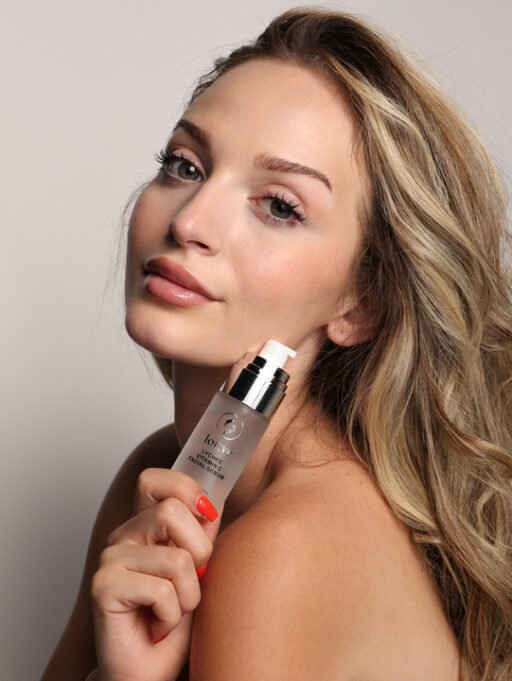 Si të Luftosh Njollat e Errëta dhe të Përmirësosh Teksturën e Lëkurës me Serumin Vitamin C të Louve Club