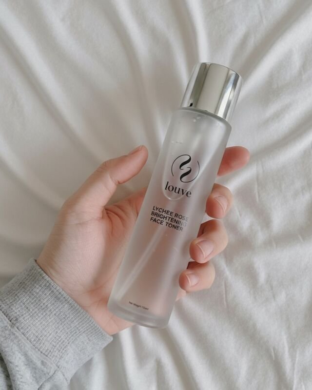 Rutina nis këtu, e freskët, e pastër, e lehtë 🌿✨Lychee Rose Brightening Toner zgjon lëkurën, e balanson dhe i jep ndriçimin më delikat… si të kishe fjetur 10 orë gjumë 😉💧A e ke provuar në mëngjes para serumit? 💬#LouveClub #BrighteningToner #LycheeRose #SkincareAlbania #CleanBeauty #FreshSkin #GlowingRoutine #HydrationBoost #MinimalSkincare