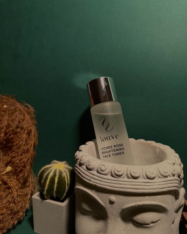 ✨ Kur lëkura ka nevojë për paqe, përgjigjja është Lychee Rose Toner.I pasur me ekstrakt lychee dhe ujë trëndafili, ky toner zgjon ndriçimin natyral të fytyrës, qetëson, freskon dhe përgatit lëkurën për hapin tjetër të rutinës. 🌸Një frymëmarrje për shpirtin, një ndriçim për lëkurën. 🌿💬 Na trego në komente, a e përdor tonerin çdo ditë në rutinën tënde të kujdesit për lëkurën?#LouveToner #LouveGlow #SkincareByLouve #LycheeRose #CleanBeauty #DailyRoutine #HealthySkin #AutumnGlow #LouveClub