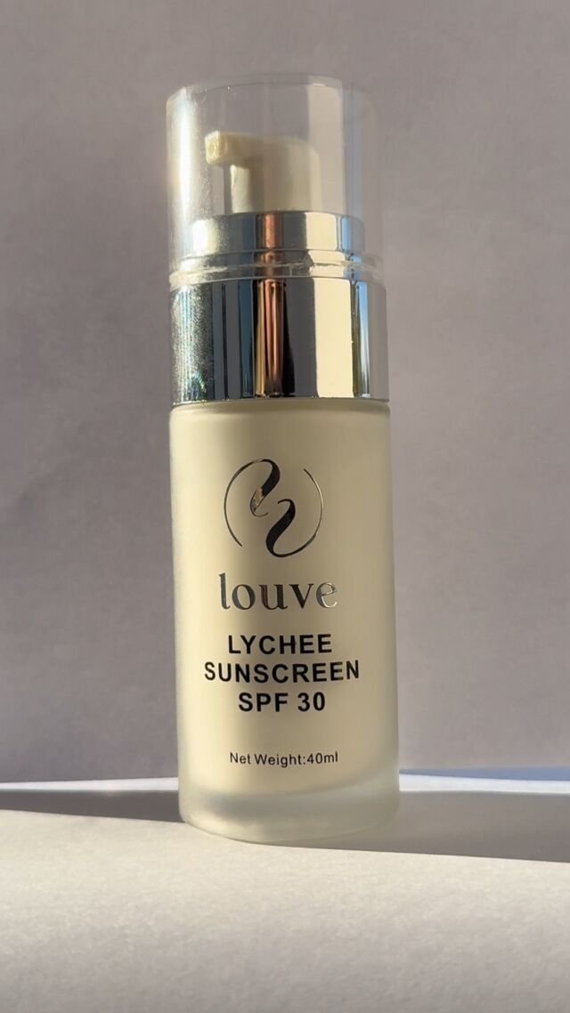 ☀️ Mbrojtje që ndjehet, kujdes që zgjat.SPF 30 i Louve është sekreti për një lëkurë të hidratuar, të butë dhe të mbrojtur çdo ditë — edhe kur dielli fshehet pas reve. 💫Formula me ekstrakt lychee dhe algash deti vepron si një barrierë natyrale kundër rrezeve UV, ndërsa mban shkëlqimin e lëkurës të freskët e të shëndetshëm. 🌸#LouveSPF30 #DailyProtection #LouveGlow #LycheeExtract #SkincareByLouve #SunCare #CleanBeauty #HealthySkin #LouveClub #AutumnCare #LouveGirls #HydratingSPF